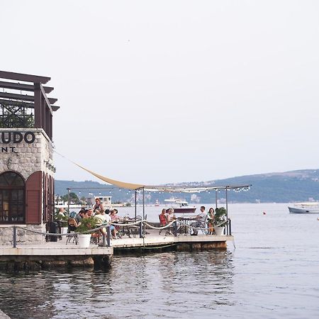 Hotel Carrubba Donja Lastva Bagian luar foto