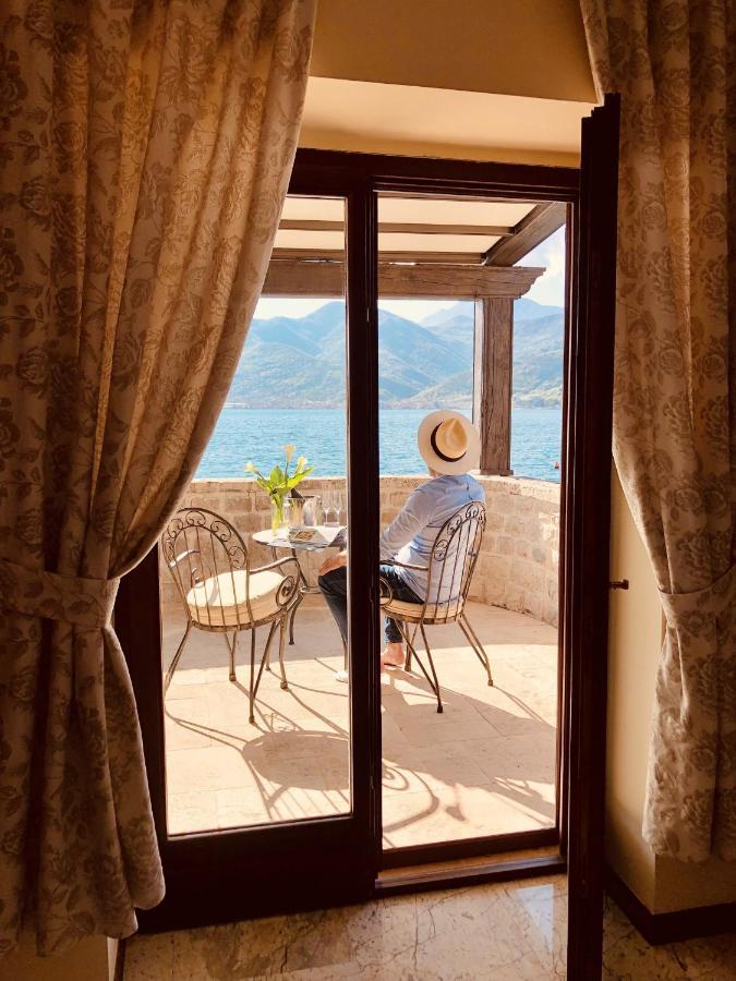 Hotel Carrubba Donja Lastva Bagian luar foto