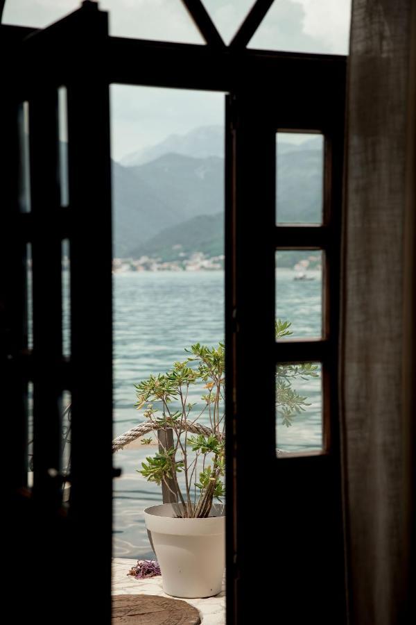 Hotel Carrubba Donja Lastva Bagian luar foto
