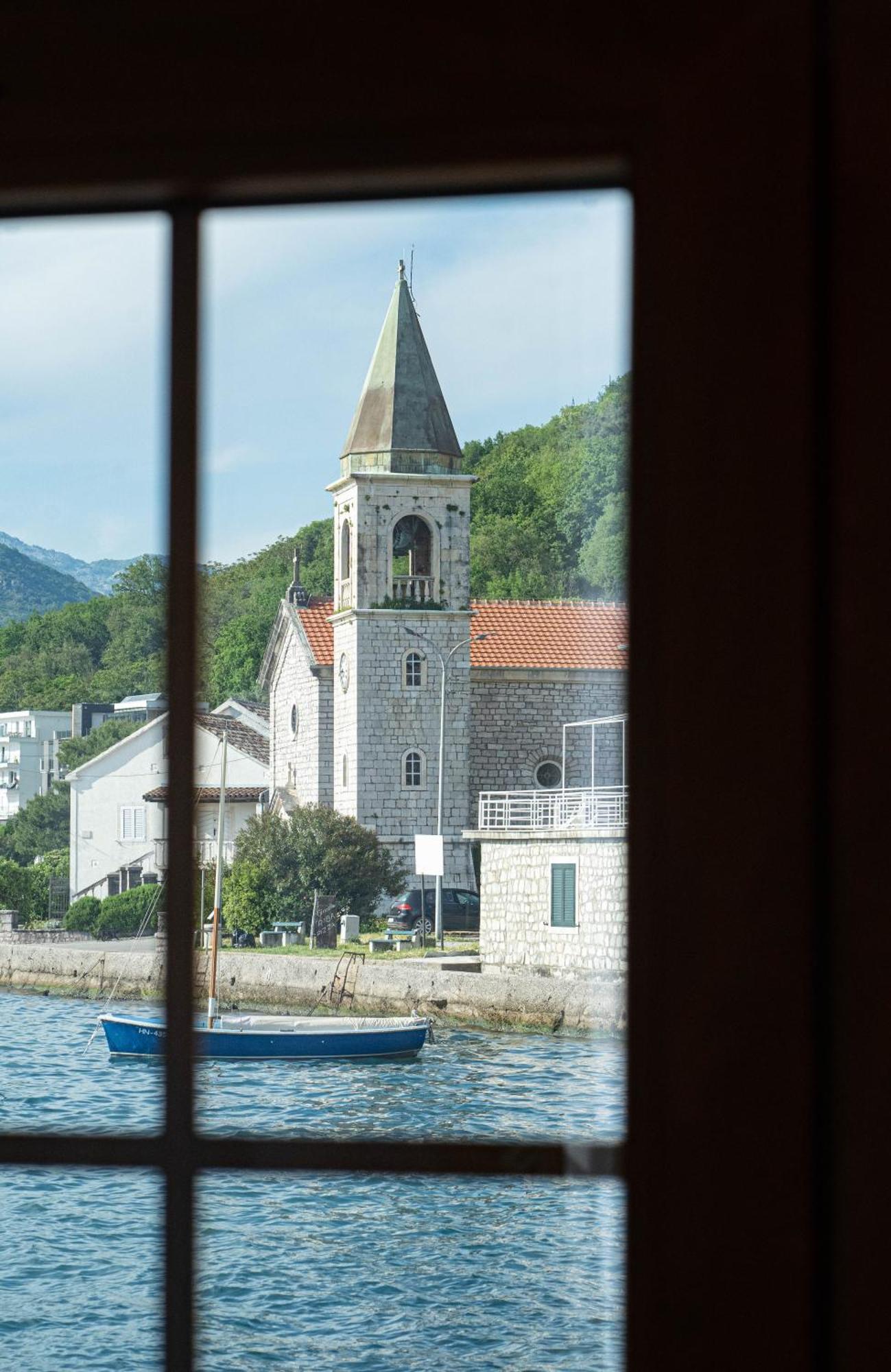 Hotel Carrubba Donja Lastva Bagian luar foto