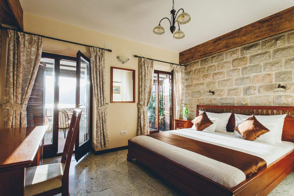 Hotel Carrubba Donja Lastva Bagian luar foto