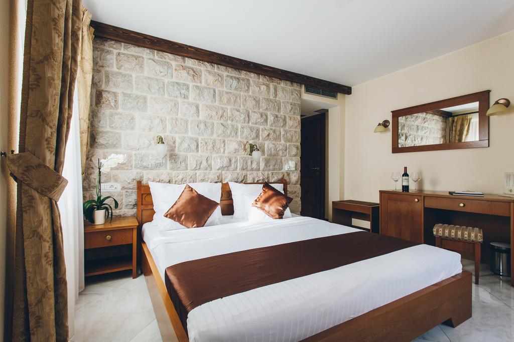 Hotel Carrubba Donja Lastva Bagian luar foto