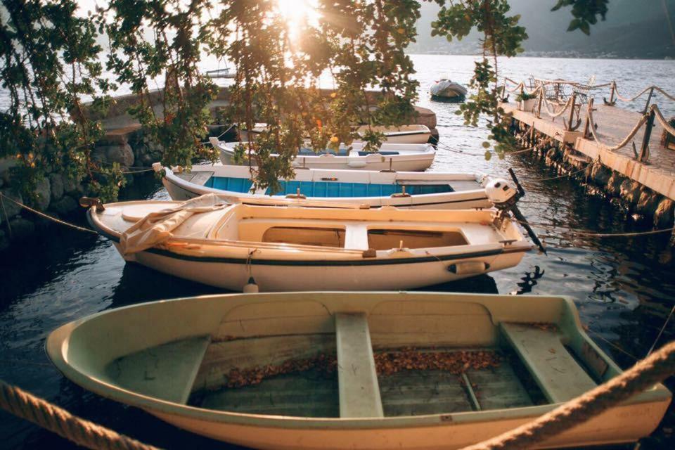 Hotel Carrubba Donja Lastva Bagian luar foto
